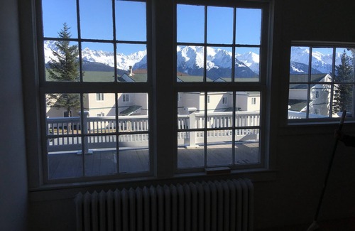 Seward House | views! Location! Historic 2BR/1BA loft with Views-Downtown Telegraph House