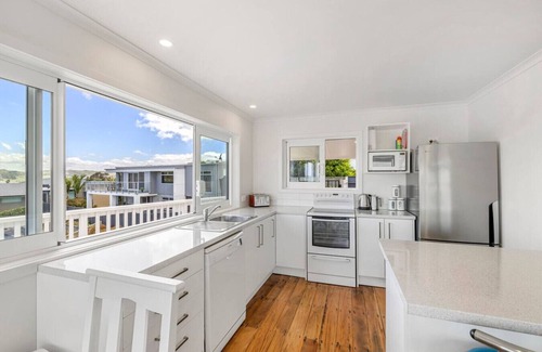 Raglan Apartment | Views, Location + Spa