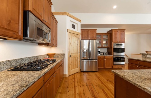 Evergreen Cabin | VIEWS! Mountain Cabin w/Saltwater HotTub/Firepit. Close to Trails/Fall leaves