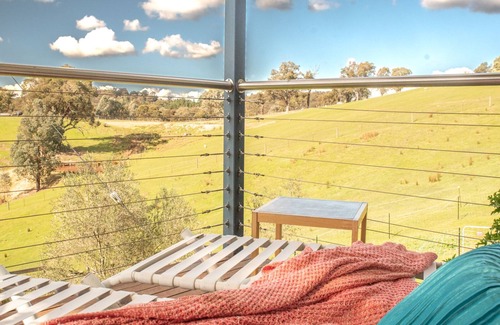 Panton Hill Apartment | Views, nature, cosy, close to wineries and hiking, campfire, dogs welcome