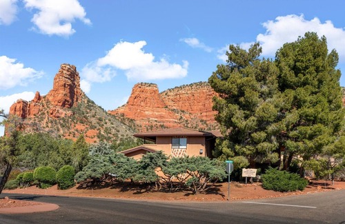 Oak Creek House | Views of the red rocks, come enjoy your private oasis with family and friends