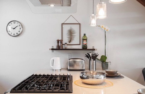 Eastlake House | Views of the Space Needle & Lake Union w/Parking!