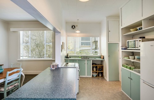 Hospital Hill House | Views on Colenso - Napier Holiday Home