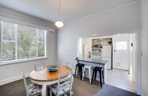 Hospital Hill House | Views on Colenso - Napier Holiday Home