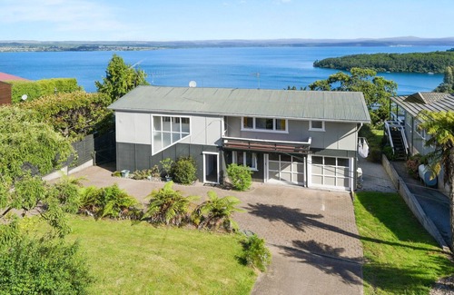 Acacia Bay House | VIEWS ON WAKEMAN - ACACIA BAY HOLIDAY HOME in Acacia Bay
