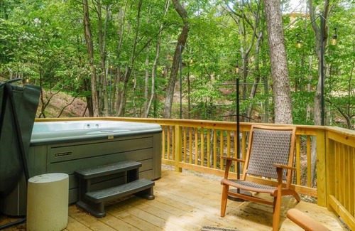 McGaheysville Cabin | Views & Privacy! Sleeps 12, theater, hot tub, and pool table