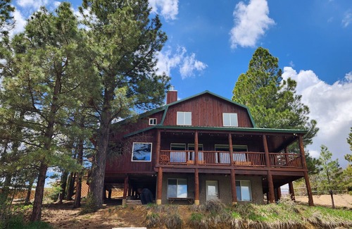 Long Valley Junction Cabin | Views! Spacious Cabin central to Bryce & Zion National Park!
