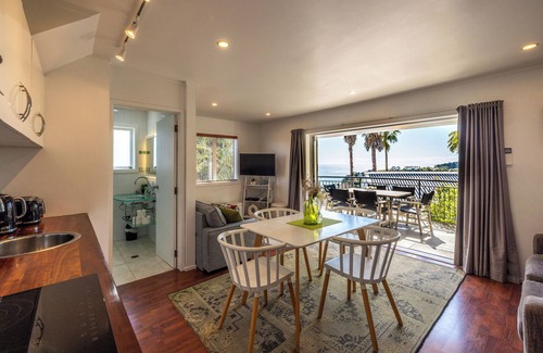 Waiheke Island House | VIEWS TO DIE FOR! 2 LEVEL 2 BEDROOM with BALCONY, 2nd covered DECK, AIRCON, WiFi