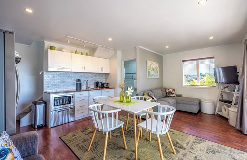 Waiheke Island House | VIEWS TO DIE FOR! 2 LEVEL 2 BEDROOM with BALCONY, 2nd covered DECK, AIRCON, WiFi