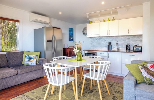 Waiheke Island House | VIEWS TO DIE FOR! 2 LEVEL 2 BEDROOM with BALCONY, 2nd covered DECK, AIRCON, WiFi