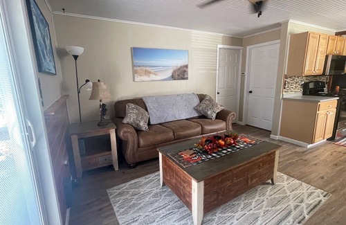 McMillan Cottage | Views, Vibes & Vacation Time-2 BR Lakeview Stay in McMillan Sleeps 10