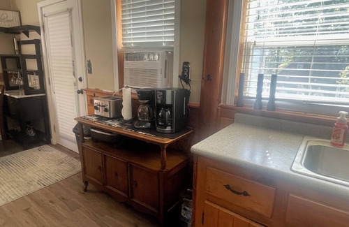 McMillan Cottage | Views, Vibes & Vacation Time-2 BR Lakeview Stay in McMillan Sleeps 10