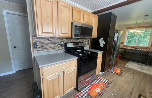 McMillan Cottage | Views, Vibes & Vacation Time-2 BR Lakeview Stay in McMillan Sleeps 10