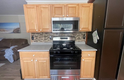 McMillan Cottage | Views, Vibes & Vacation Time-2 BR Lakeview Stay in McMillan Sleeps 10