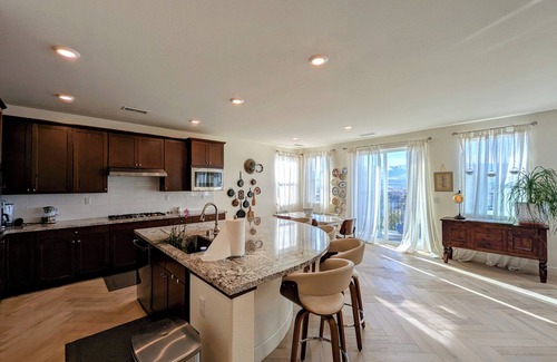 Reno House | Views, Views, Views.Beautiful 2800 sqft 30 mins to Tahoe large backyard.