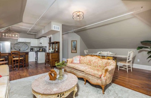 Westside North Apartment | ★ Views ★ Walk to Downtown ★ Lux King Bed ★ WIFI ★