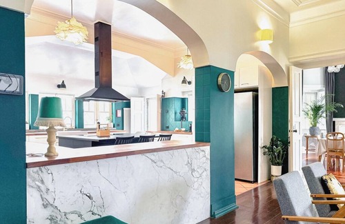 Parede House | Vila Maria Centenary Property next to the Ocean and the town center