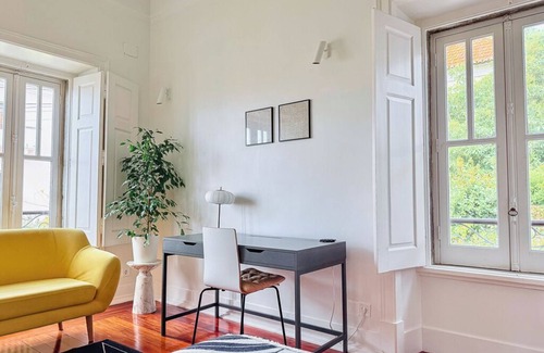 Parede House | Vila Maria Centenary Property next to the Ocean and the town center