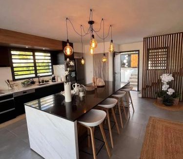 Saint-Paul Villa | Villa élégante avec piscine privée à Saint Paul + Vue sur la mer