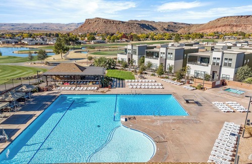 Bloomington House | Villa #17 at Bloomington Country Club: Pool, Golf, Restaurant