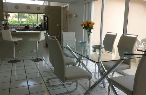 Clermont House | Villa 4 bedrooms 200 M2, facing the lake, water skiing, golf, tennis, near parks.
