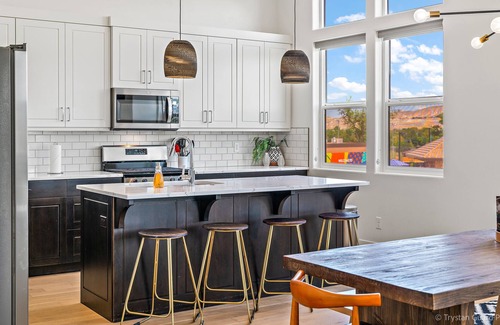 Bloomington Condo | Villa 6 Luxury Top Level!, Pool and Hot Tub