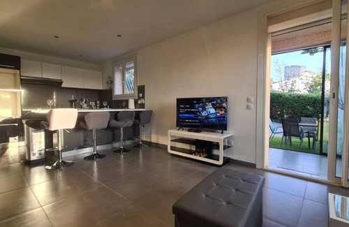 Auriol Villa | Villa 6 Personnes en Provence Avec Jacuzzi