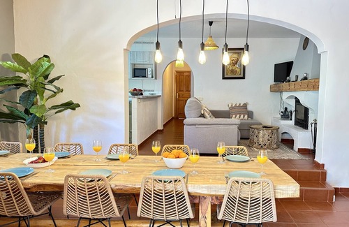 Sant Josep de sa Talaia Villa | Villa 7 mins to Playa den Bossa and Ibiza town, pool, BBQ