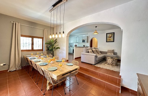 Sant Josep de sa Talaia Villa | Villa 7 mins to Playa den Bossa and Ibiza town, pool, BBQ