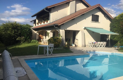 Corzent Villa | Villa 7 pers- Swimming pool- 6 mn from the beach- enclosed garden with trees-2 terraces- quiet area