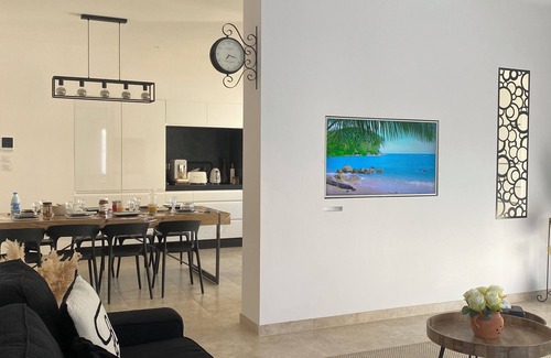 Piolenc House | Villa 8 people 2 babies clim swimming pool and free parking.