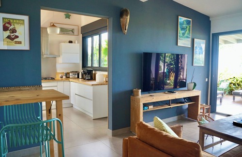 L'Etang-Sale Villa | Villa Acacias, Villa Acacias, piscine et vue panoramique