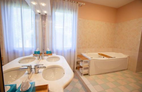 Toscolano Maderno Villa | Villa Acqua Blu Gorgeous villa with ample garden