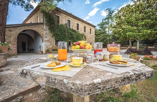 Rapolano Terme House | Villa Adalia: An elegant and welcoming apartment that covers the entire top floor of an ancient country manor built on a hillside, surrounded by meadows and woods.