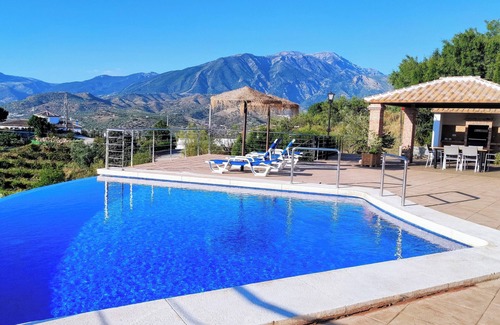 Vinuela Villa | Villa Adelfas, infinity pool