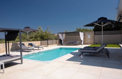 Nidri Villa | Villa Aggelos, within easy walk of the beach, shops and restaurants.