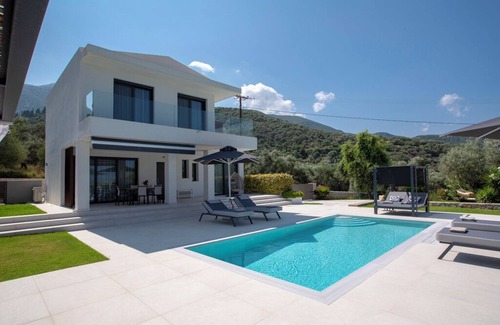 Nidri Villa | Villa Aggelos, within easy walk of the beach, shops and restaurants.