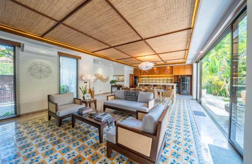 Batu Bolong Villa | Villa Aiimara - Modern 5-bedroom Villa AMAZING LOCATION