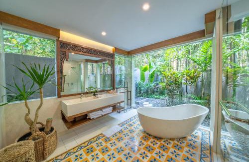 Batu Bolong Villa | Villa Aiimara - Modern 5-bedroom Villa AMAZING LOCATION