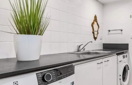 Albert Park Apartment | Villa Alba: 3BR Albert Park Brilliance & Location