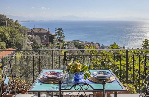 Vietri sul Mare House | Villa Albarosa A: An elegant and welcoming apartment built on the sloping cliff in front of the sea, with Free WI-FI.