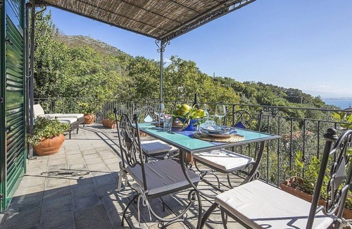 Vietri sul Mare House | Villa Albarosa A: An elegant and welcoming apartment built on the sloping cliff in front of the sea, with Free WI-FI.