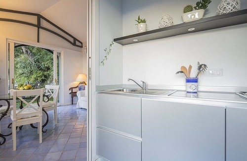 Vietri sul Mare House | Villa Albarosa C: An elegant and welcoming apartment built on the sloping cliff in front of the sea, with Free WI-FI.