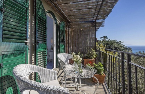 Vietri sul Mare House | Villa Albarosa C: An elegant and welcoming apartment built on the sloping cliff in front of the sea, with Free WI-FI.