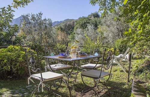 Vietri sul Mare House | Villa Albarosa C: An elegant and welcoming apartment built on the sloping cliff in front of the sea, with Free WI-FI.