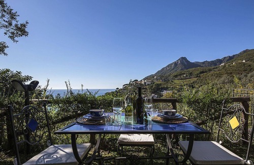 Vietri sul Mare House | Villa Albarosa D: An elegant and welcoming apartment built on the sloping cliff in front of the sea.