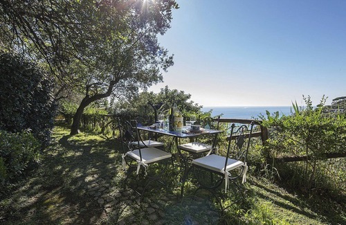 Vietri sul Mare House | Villa Albarosa D: An elegant and welcoming apartment built on the sloping cliff in front of the sea.