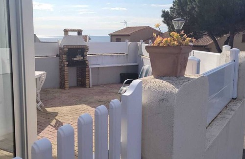 Saint-Pierre-la-Mer Villa | Villa, all mod cons, enclosed with seaside view
