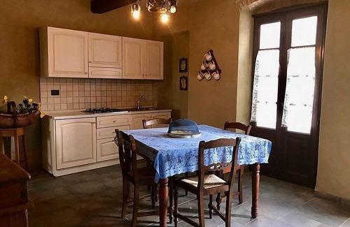 Massa Marittima House | Villa Amarena B: A graceful apartment in the characteristic style of the Tuscan countryside, with Free WI-FI.