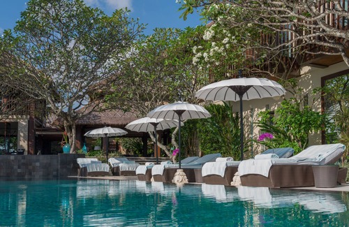 Munggu Villa | Villa Ambra 5BR Tropical Oceanfront Villa At Pererenan Beach